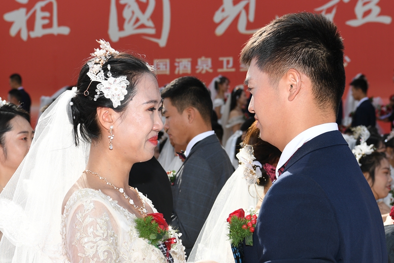 新人臉上洋溢著幸福的笑容。汪江波攝