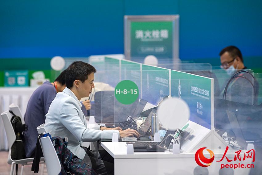 10��10�գ��������ĵ�ý�w���������^(q��)��ӛ������æµ����������W(w��ng)ӛ�� ������z