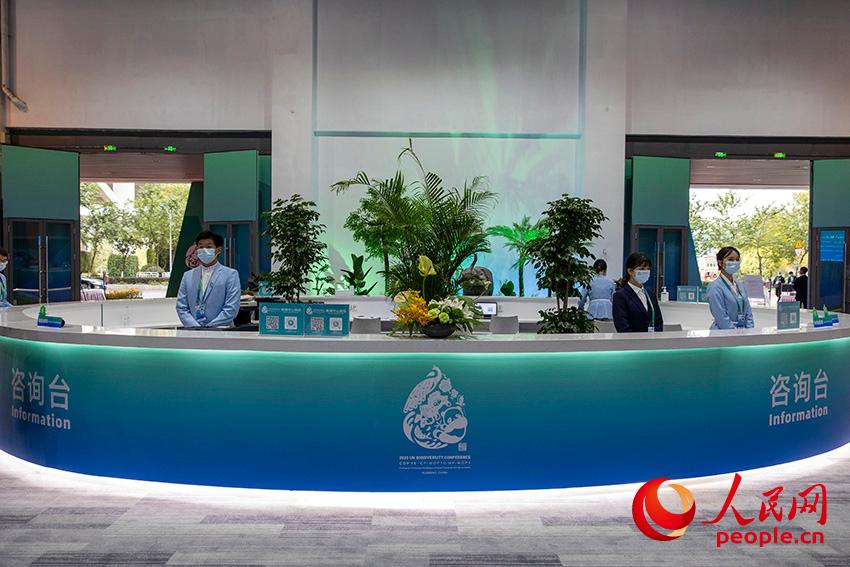 新聞中心咨詢臺的志愿者為媒體記者提供服務(wù)。人民網(wǎng)記者 翁奇羽攝