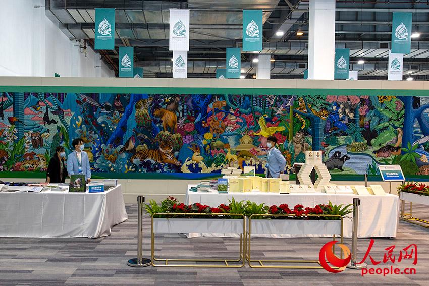 新聞中心的書(shū)刊展陳區(qū)。人民網(wǎng)記者 翁奇羽攝