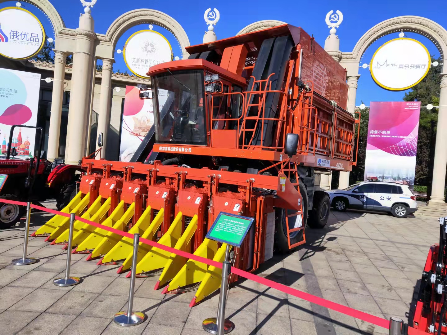 棉箱式智能采棉機(jī)。人民網(wǎng) 趙超攝