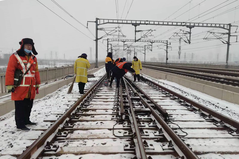 �������F����(w��)�����ھ������F�����վ�M(j��n)�г�ѩ��(y��ng)���������F·���D