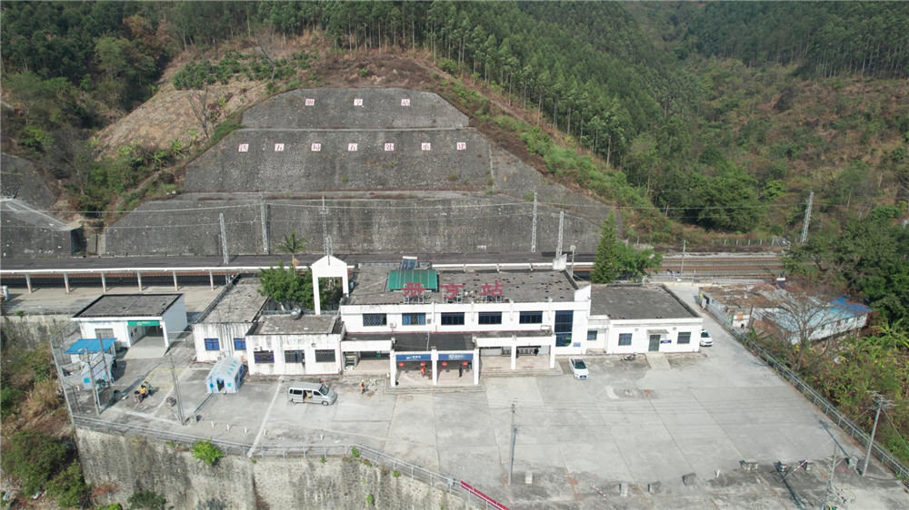 ���������е�ɽ�gСվ������(c��)��վ������ܔz