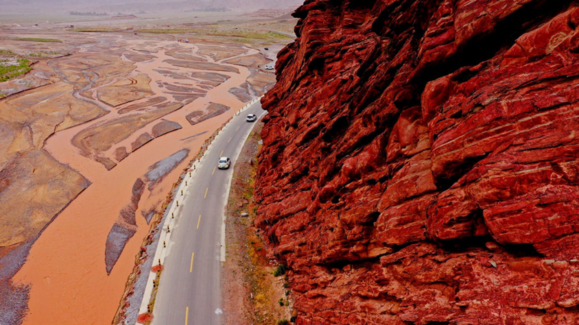 縣域首條開辟“交通+旅游”發(fā)展新路徑的新疆維吾爾自治區(qū)阿克蘇地區(qū)柯坪縣蓋孜力克鎮(zhèn)色熱克托格熱克村-蘇貝西村Y534線。交通運(yùn)輸部供圖