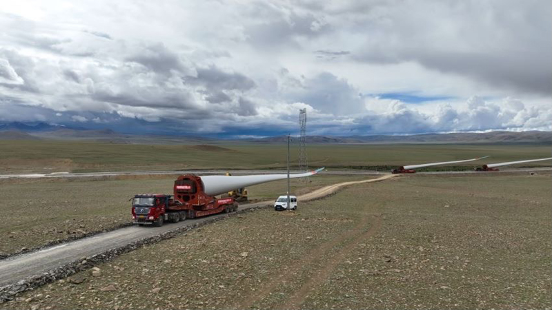 西藏措美哲古風(fēng)電場首批3.6兆瓦風(fēng)電機組運輸。受訪者供圖