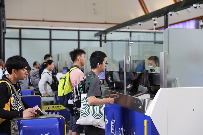 出境旅客在辦理通關手續(xù)。 人民網(wǎng)記者 李發(fā)興攝