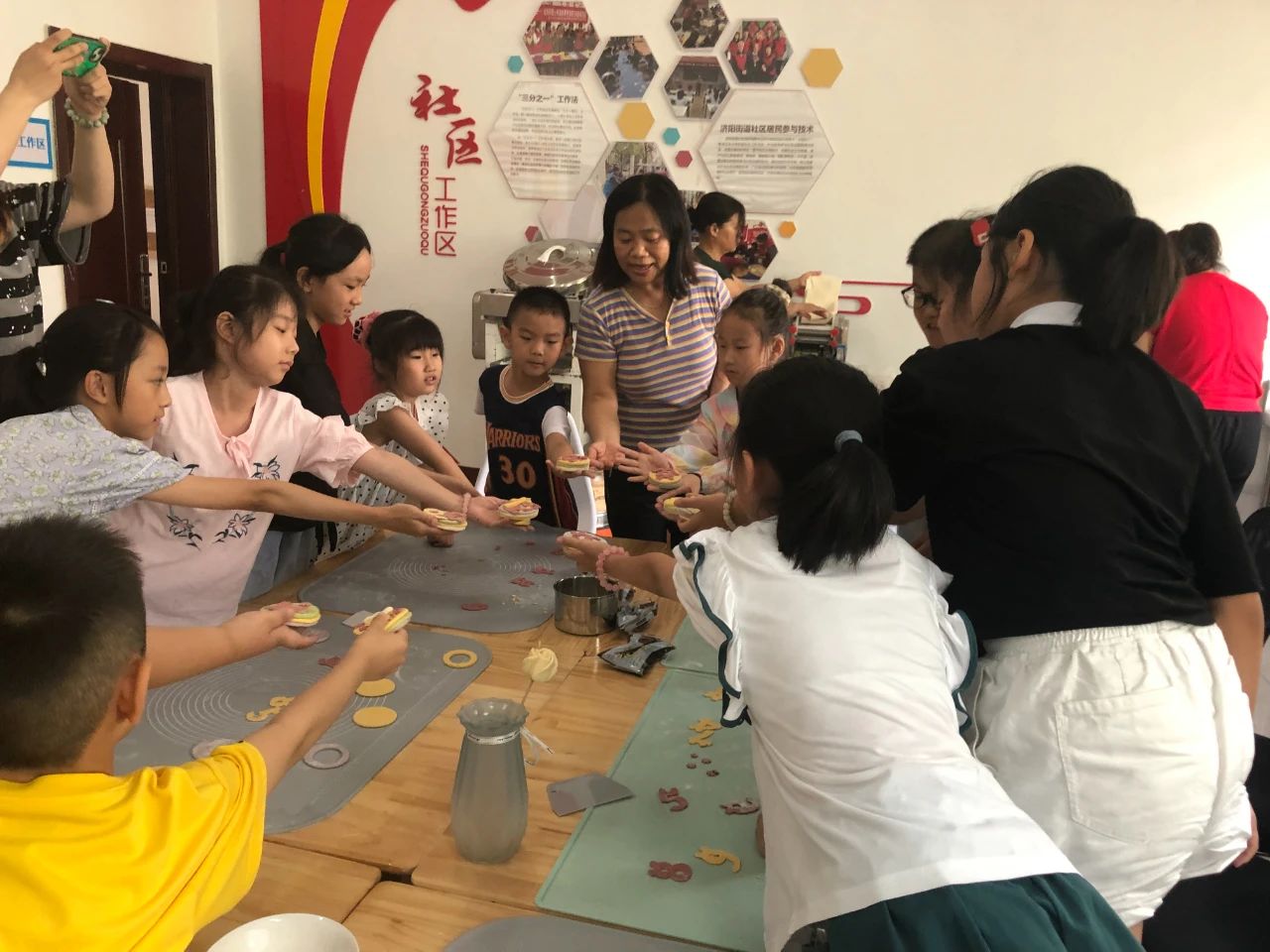 居民志愿者帶領(lǐng)小朋友們上“面點(diǎn)”課。受訪者供圖