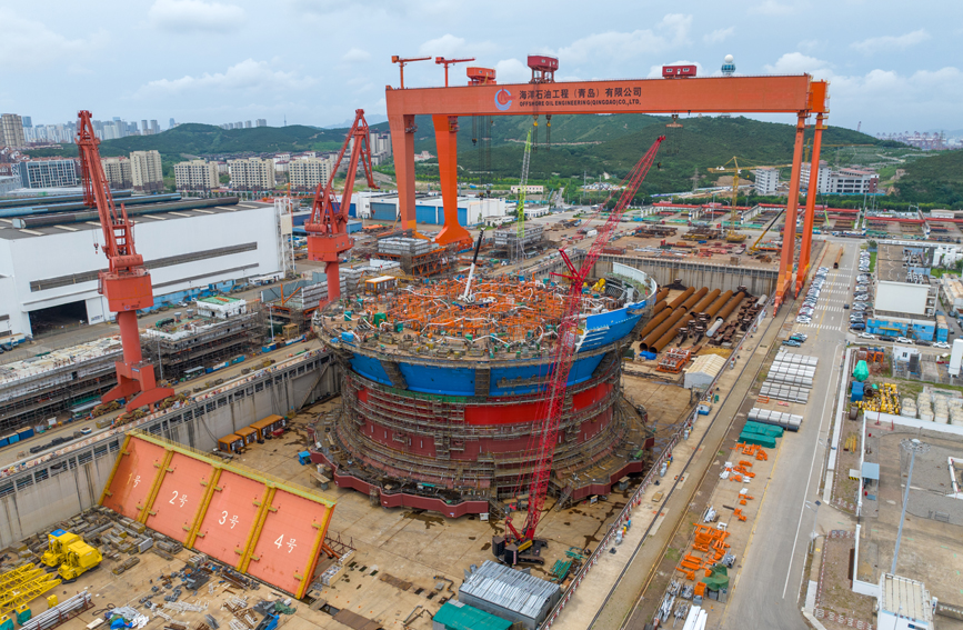 亞洲首艘圓筒型FPSO在雙龍門吊下準備進行組塊吊裝。受訪者供圖