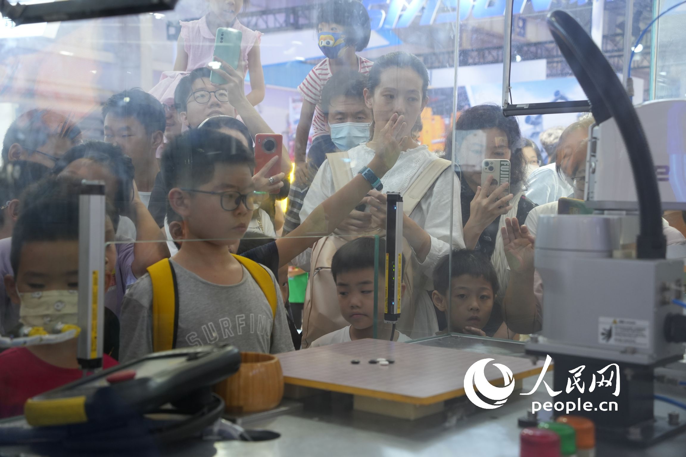 觀眾與下棋機器人“對戰(zhàn)”。人民網(wǎng)記者 王天樂攝