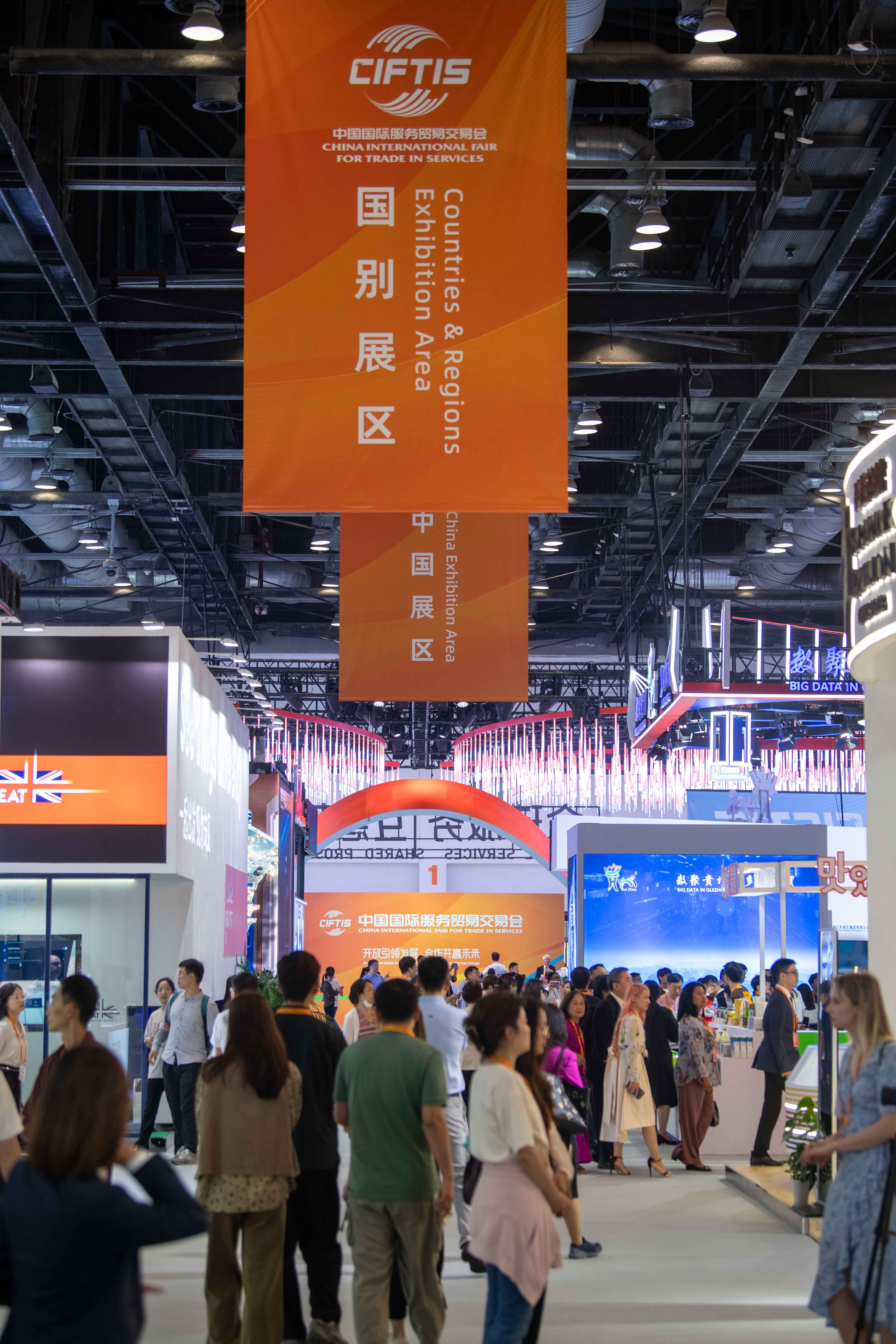 9月2日,服貿(mào)會國別展區(qū),人流如潮。人民網(wǎng)記者 翁奇羽攝