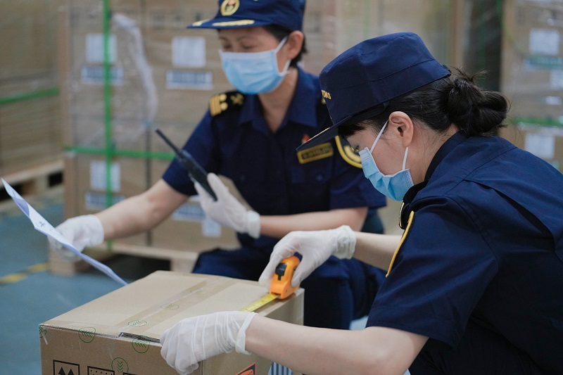 深圳海關(guān)所屬觀瀾海關(guān)護(hù)航儲(chǔ)能企業(yè)“揚(yáng)帆出海”。關(guān)軒攝