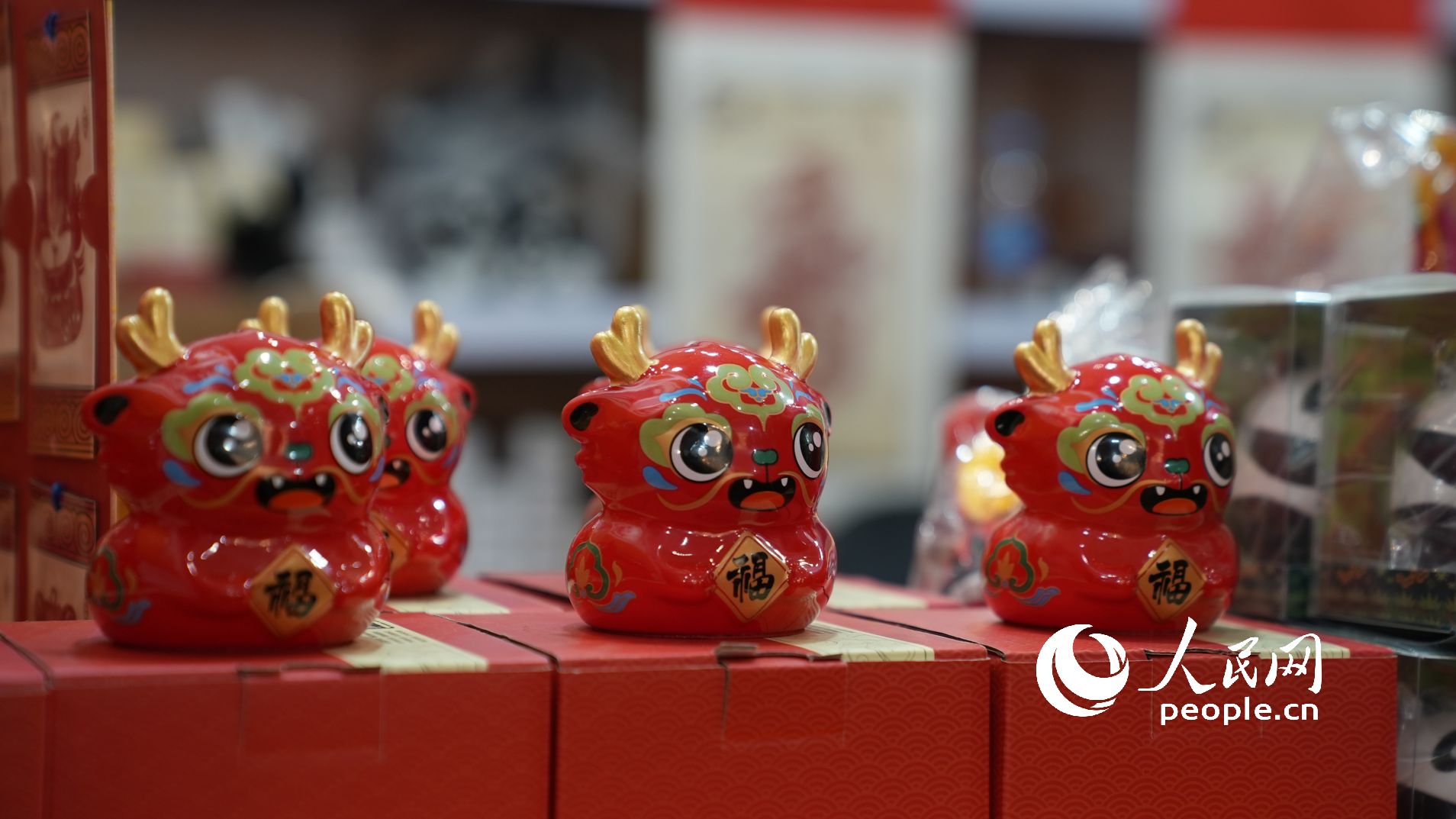 在年貨大集上,喜慶的玩偶讓人感受到年味漸濃。人民網(wǎng)記者 王天樂攝