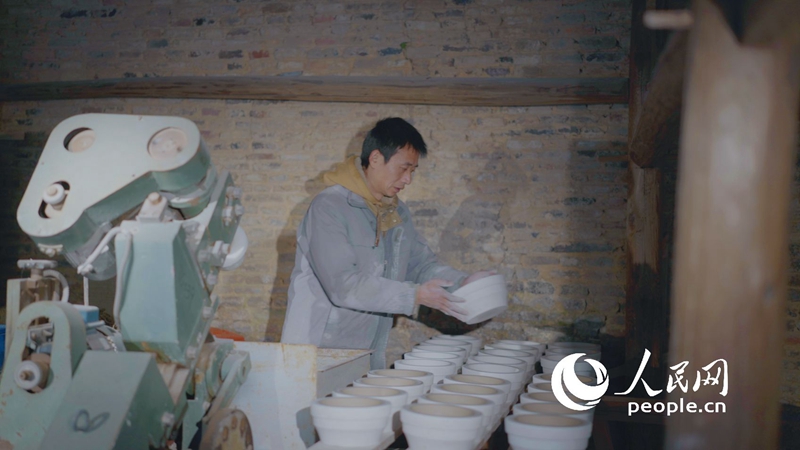 景德鎮(zhèn)陶瓷手藝人正在工作。人民網(wǎng)記者 王天樂(lè)攝