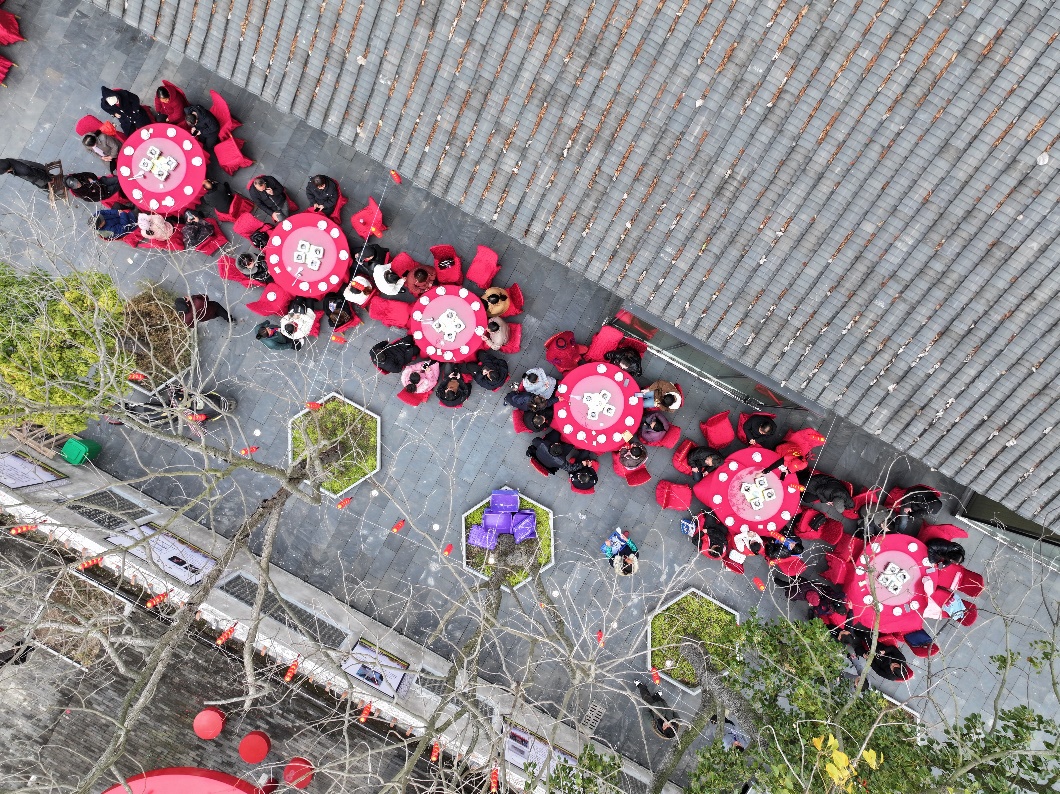 �ں����Ͽh�����(zh��n)��ɽ�������񂃚g��һ�óԈF(tu��n)�A����S�Ɣz