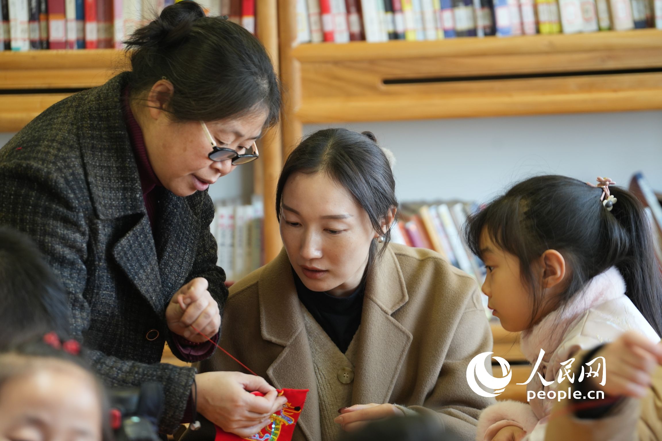 老師講授香包制作方法。人民網(wǎng)記者 王天樂攝