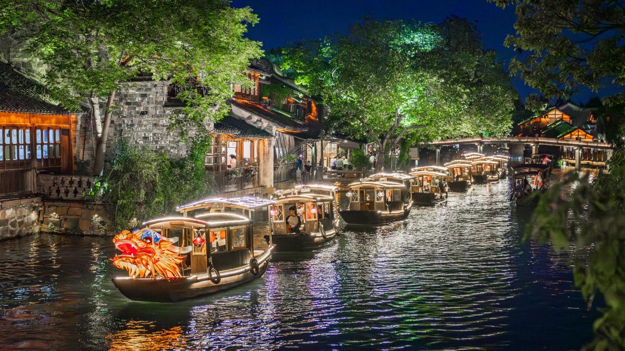 烏鎮(zhèn)景區(qū)“龍舟花燈船”。受訪者供圖