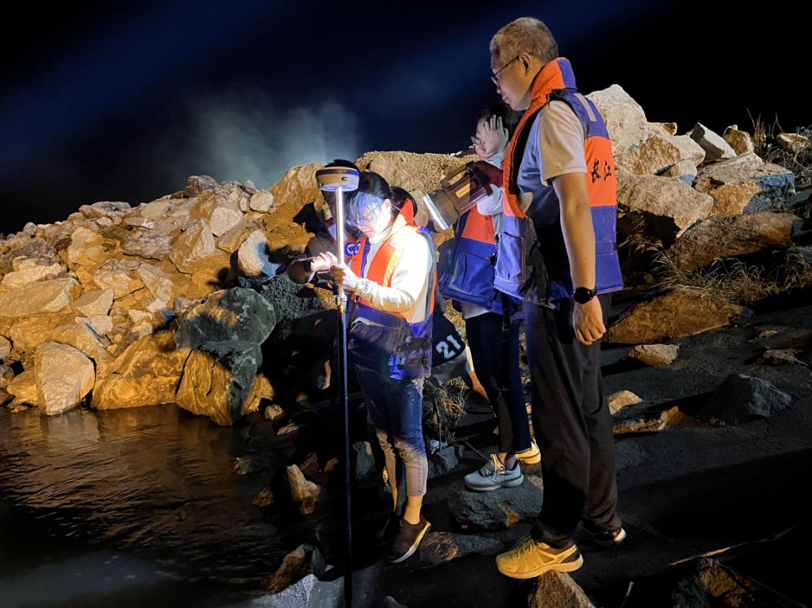 水利部長(zhǎng)江委在團(tuán)洲垸決口現(xiàn)場(chǎng)開展水文應(yīng)急監(jiān)測(cè)。 水利部供圖