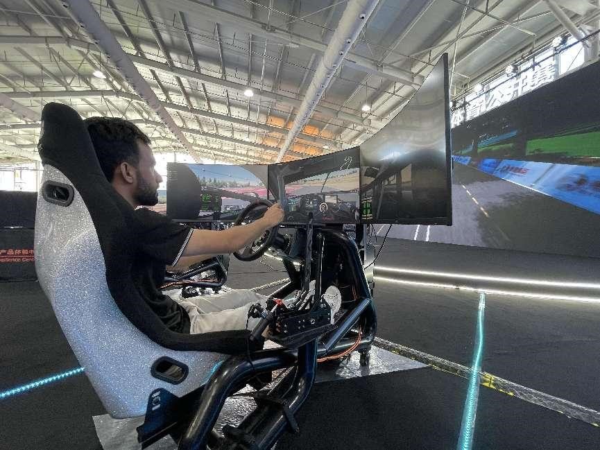 觀展人群體驗虛擬賽車。人民網(wǎng)記者 何旭攝