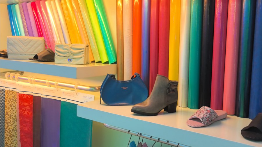 色彩鮮艷的聚氨酯復(fù)合材料產(chǎn)品。 人民網(wǎng) 方經(jīng)綸攝