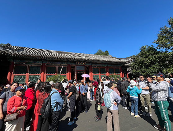 游客在頤和園游覽。人民網(wǎng)記者 李楠樺攝