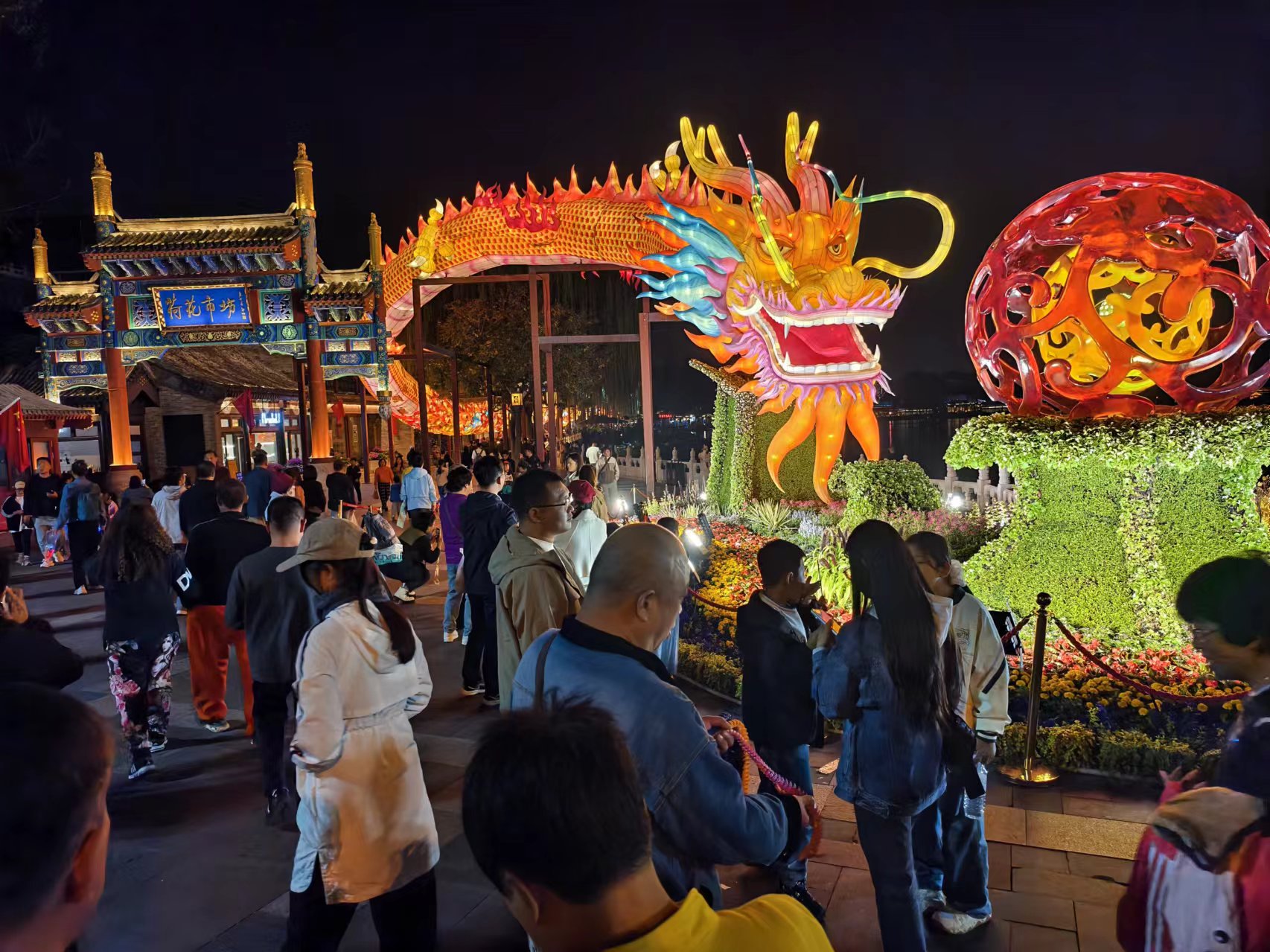 國慶假期，北京什剎海附近游人如織。人民網(wǎng)記者 喬業(yè)瓊攝