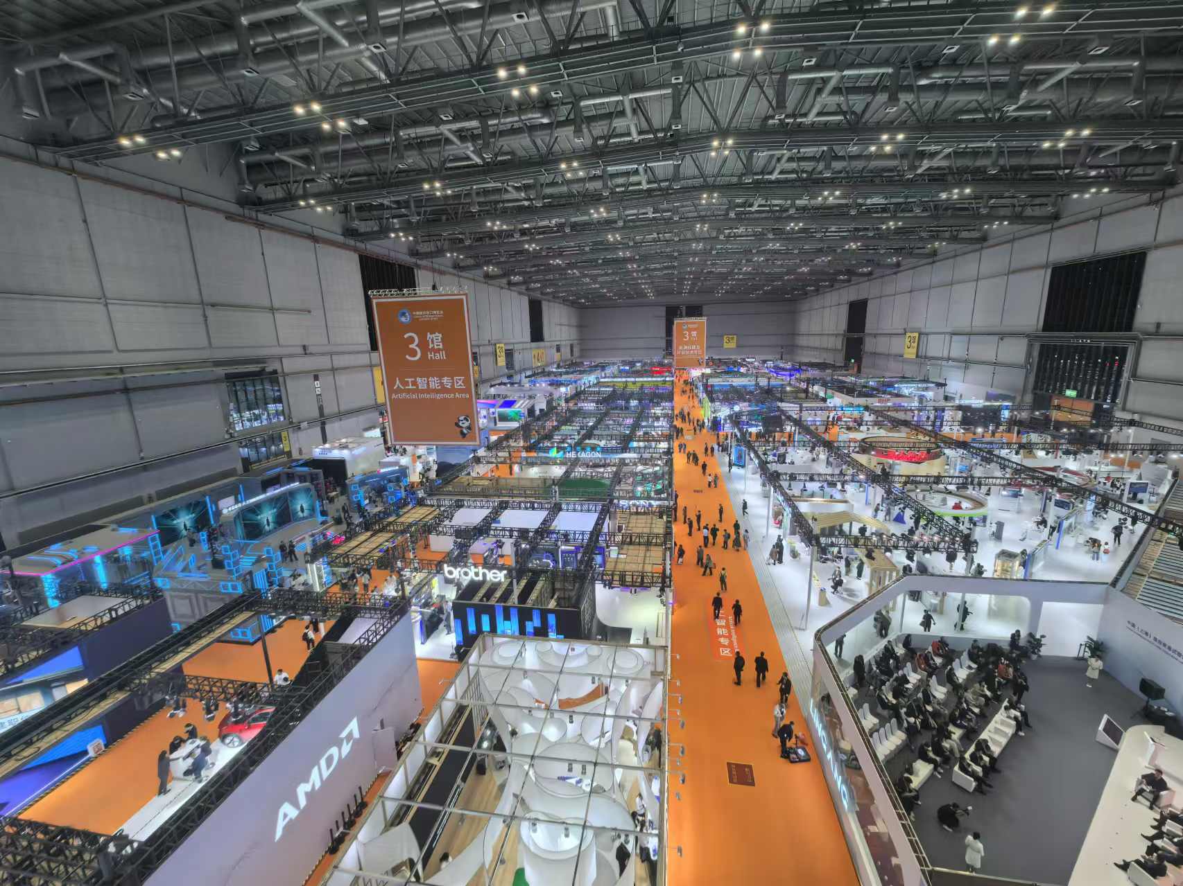 進(jìn)博會(huì)人工智能。人民網(wǎng) 方經(jīng)綸攝