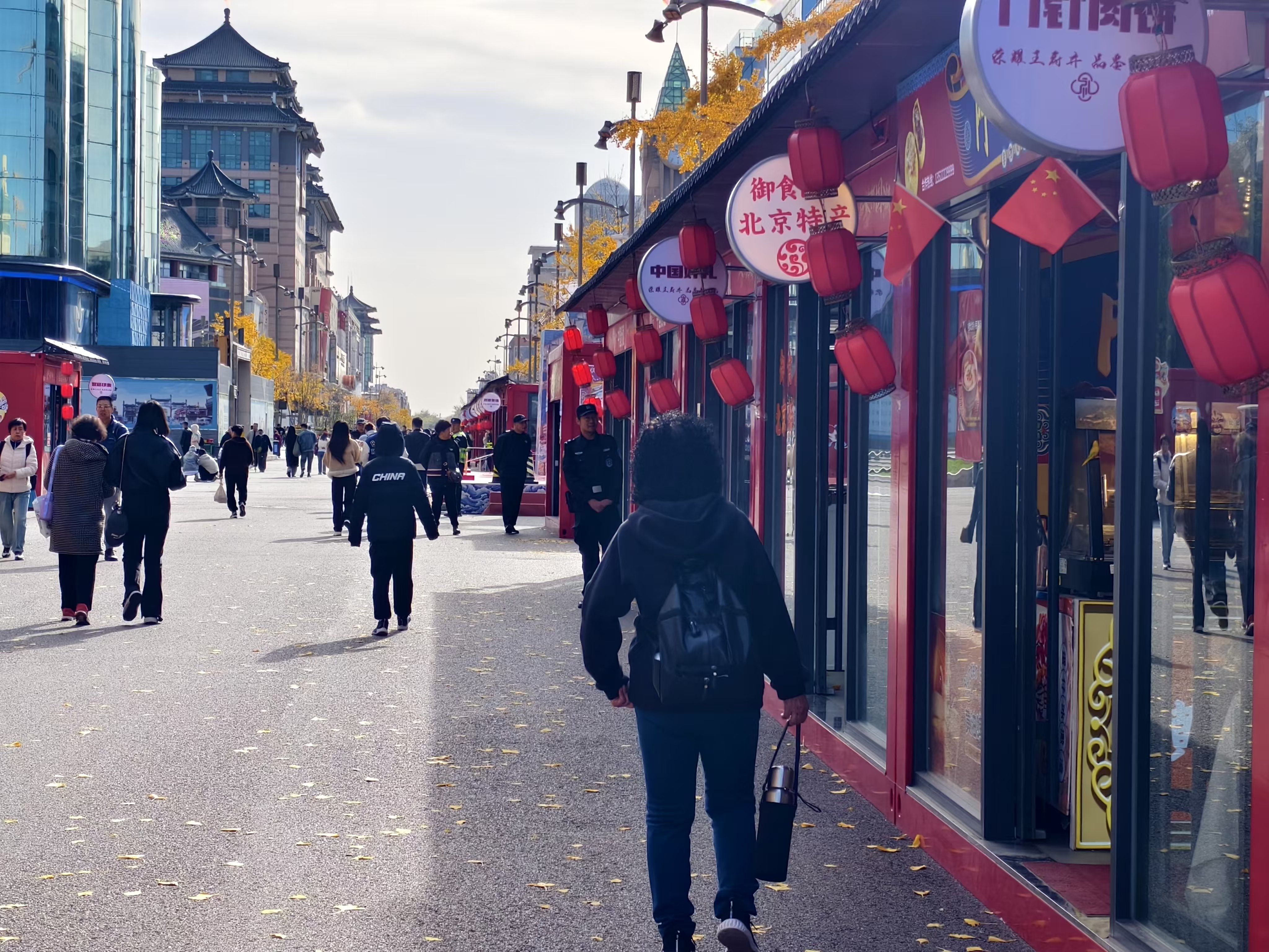 在北京王府井步行街，逛街購(gòu)物的人們絡(luò)繹不絕。人民網(wǎng)記者喬業(yè)瓊 攝