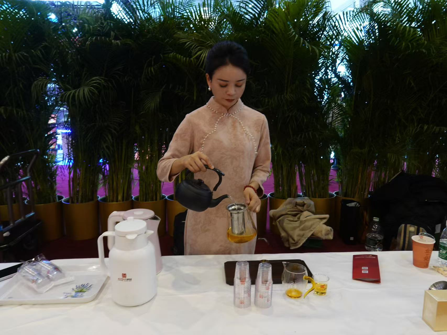 第二屆中國(guó)國(guó)際供應(yīng)鏈促進(jìn)博覽會(huì)現(xiàn)場(chǎng)。人民網(wǎng) 唐佳攝