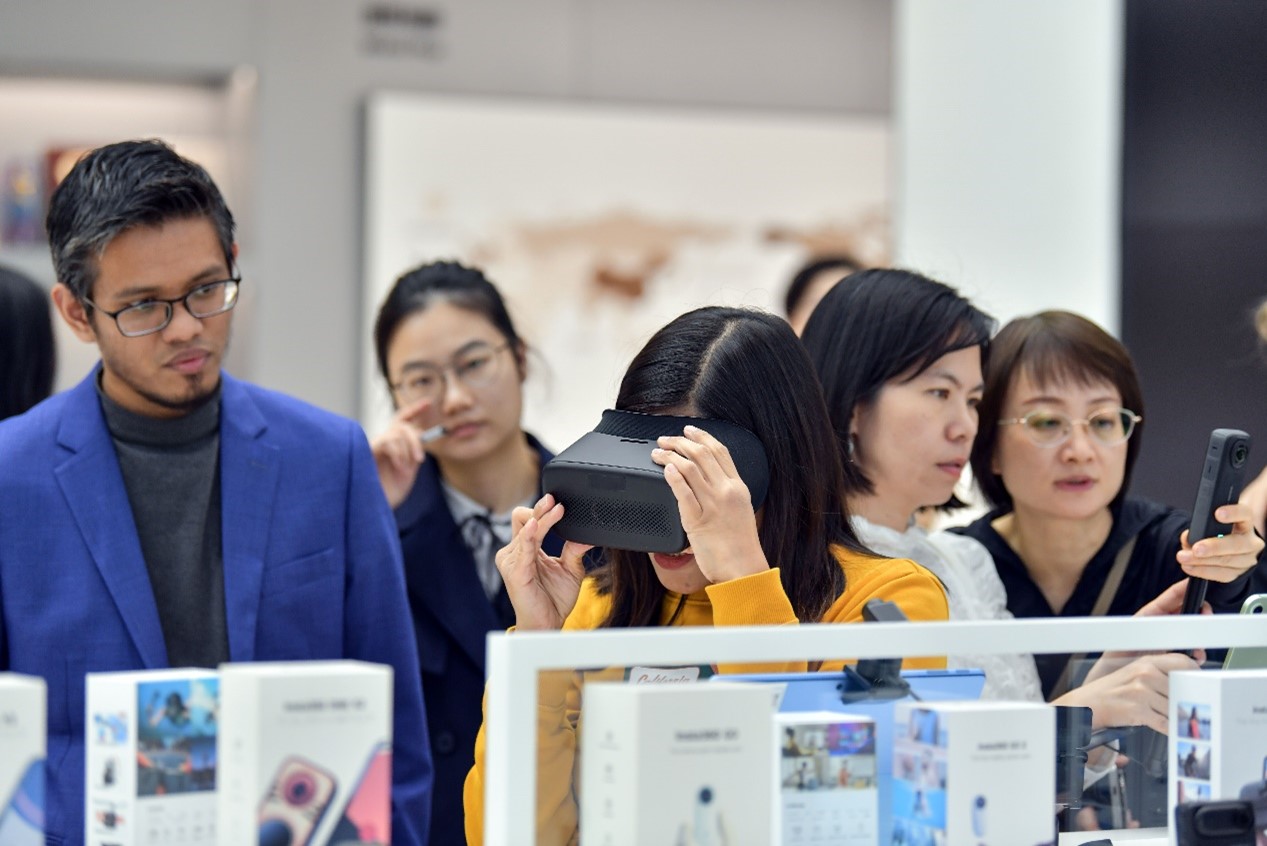 國際友人正通過VR體驗全景成像效果。人民網(wǎng)記者 任峰濤攝