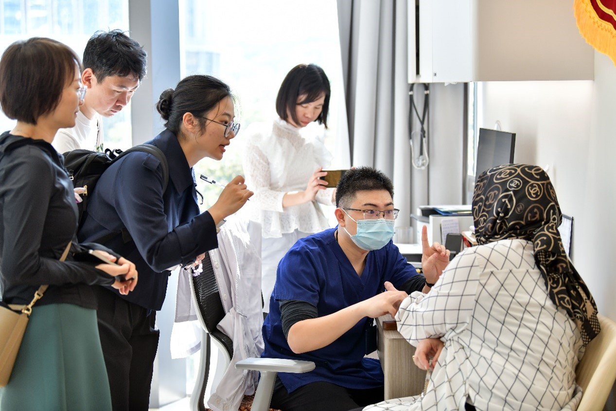 國際友人體驗中醫(yī)號脈。人民網(wǎng)記者 任峰濤攝