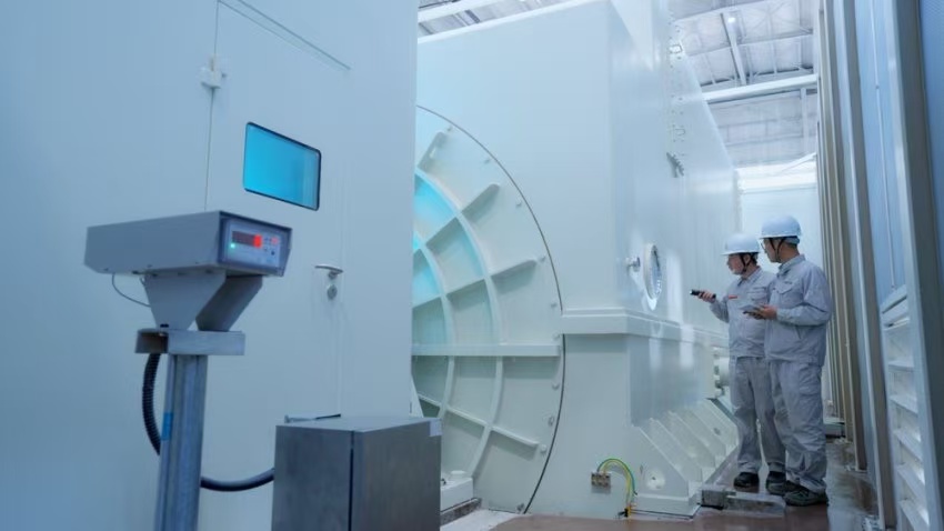 工作人員檢查300兆瓦壓氣儲(chǔ)能示范工程發(fā)電機(jī)。受訪者供圖