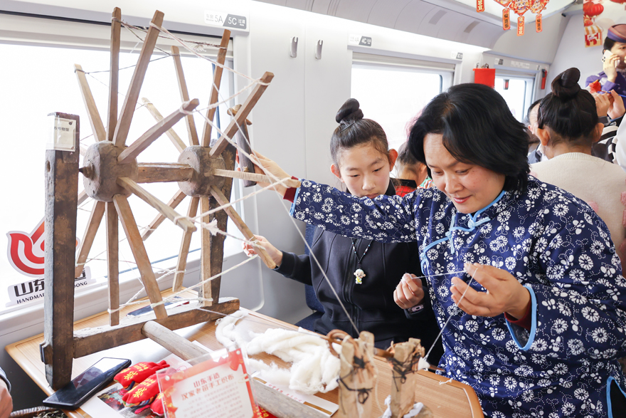 旅客體驗(yàn)山東手造漢家老苗手工織布技藝。顏笑攝