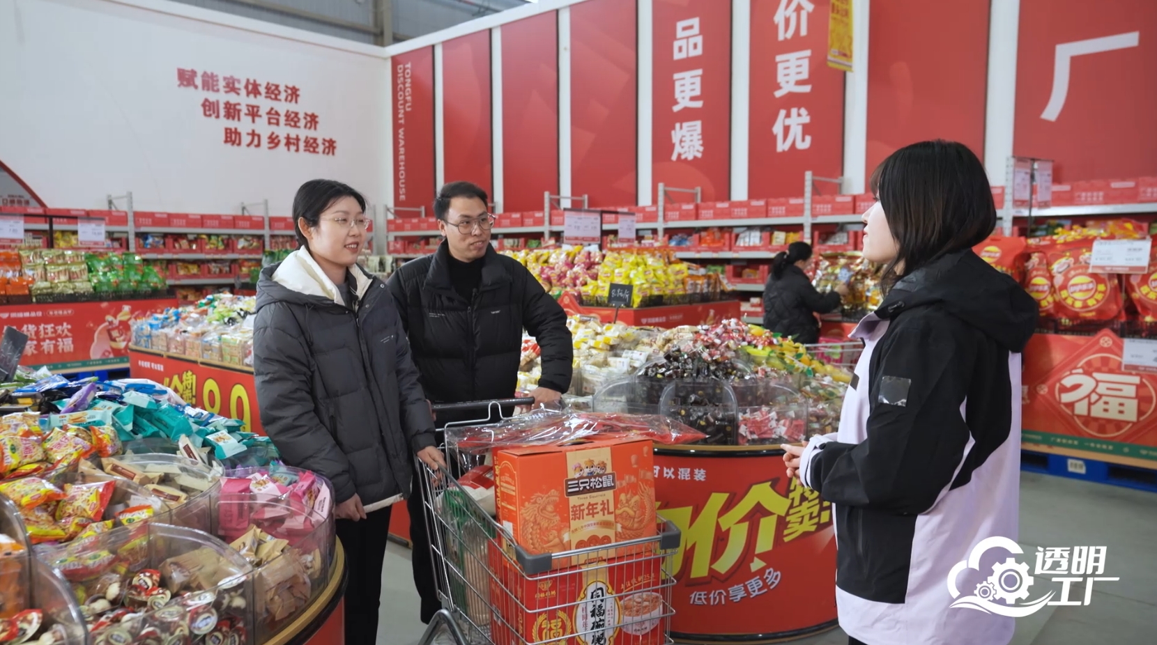 直播期間，人民網(wǎng)記者采訪消費者。