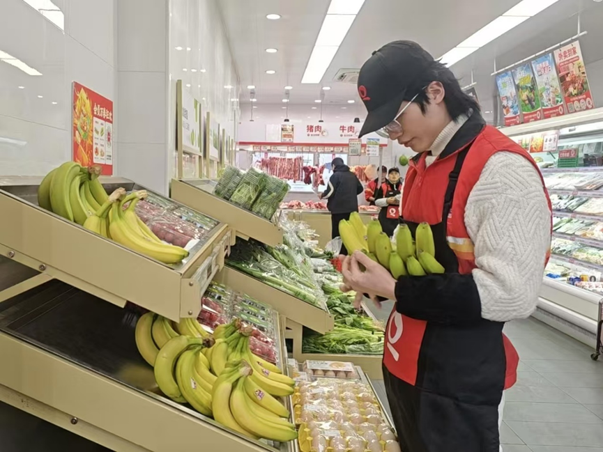 售貨員正在整理貨架。受訪者供圖