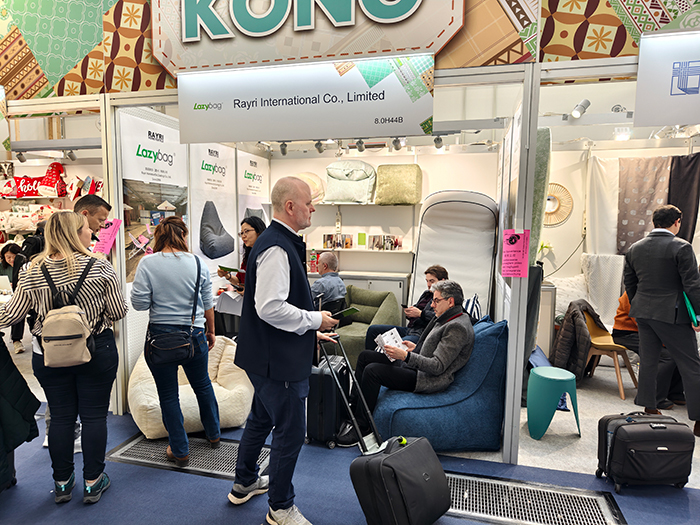 1月15日，法蘭克福展覽中心展館，瑞麗家紡工作人員向客戶介紹產(chǎn)品。受訪者供圖