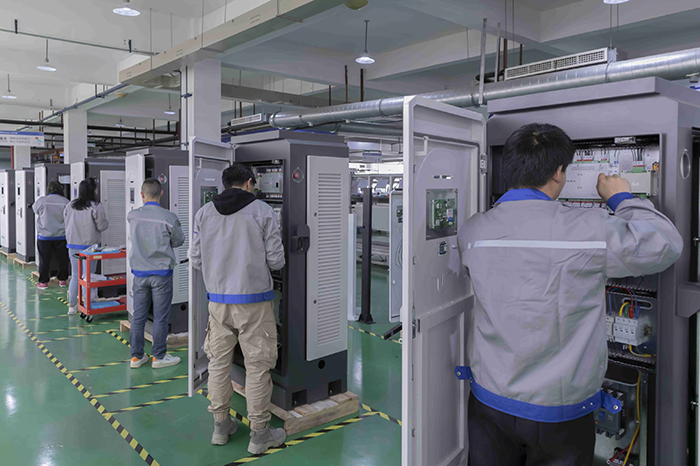 生產(chǎn)車(chē)間里，常安集團(tuán)員工正在安裝檢驗(yàn)充電樁內(nèi)部主板、接觸器等裝置。受訪者供圖