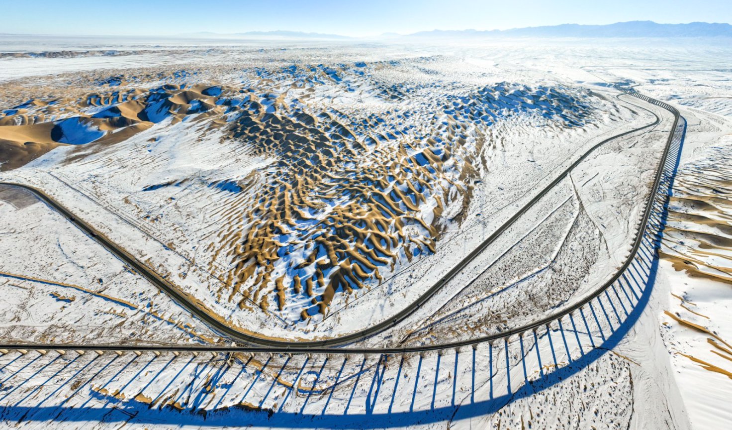 雪后的敦煌鐵路美成仙境。徐凌波攝