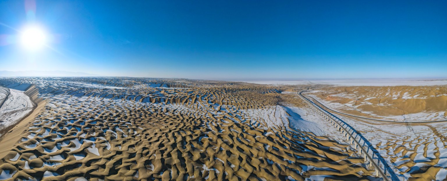 藍天、白雪、金沙構(gòu)成一幅壯麗的畫卷，靜謐祥和又大氣磅礴。徐凌波攝