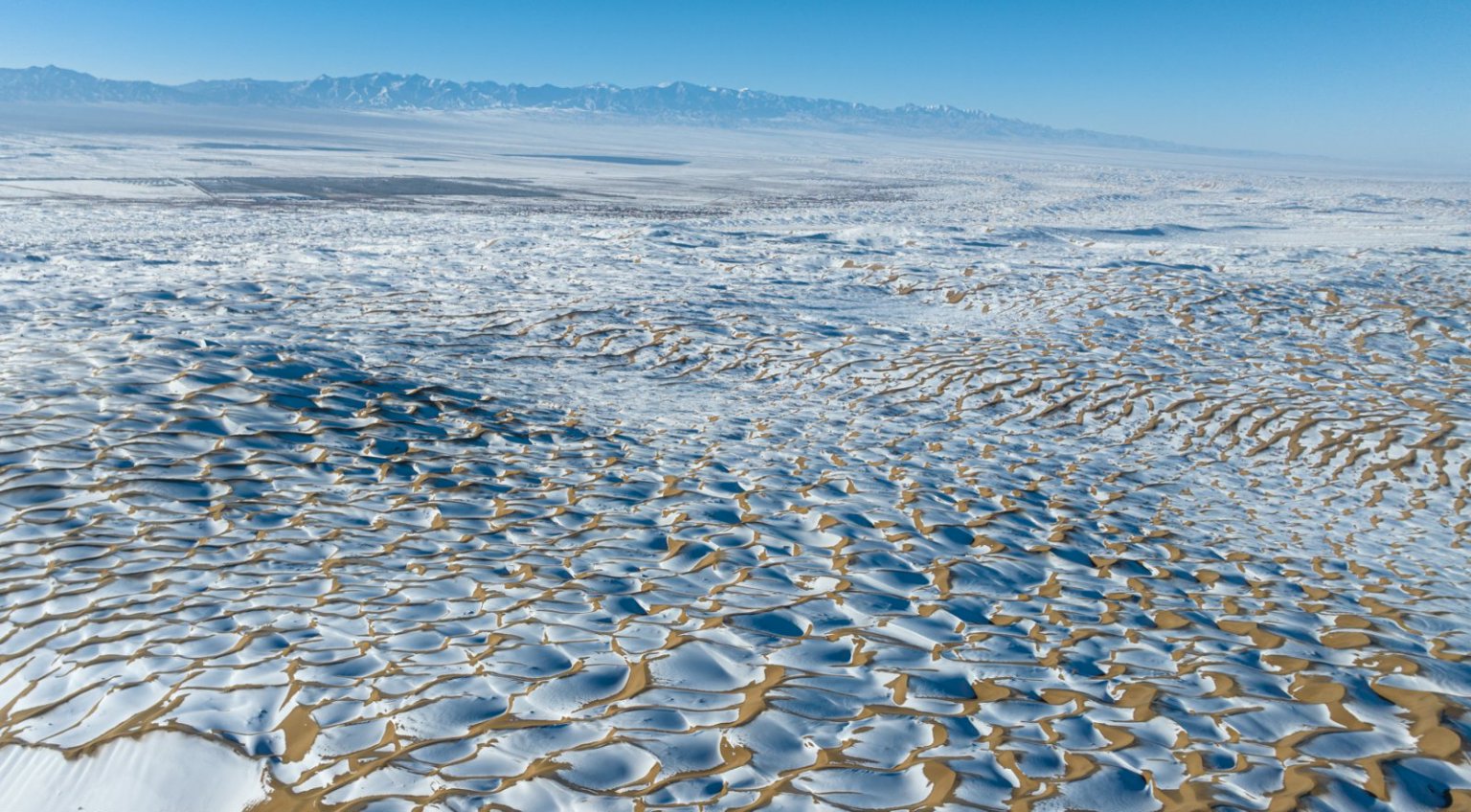 雪后的敦煌鐵路美成仙境。徐凌波攝