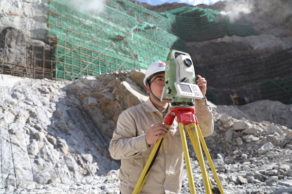 旭龍水電站建設者檢查大壩壩肩邊坡測量放點情況。受訪者供圖