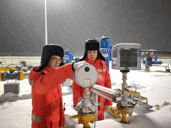 黑河作業(yè)區(qū)員工夜間對天然氣管道進行巡檢。受訪者供圖