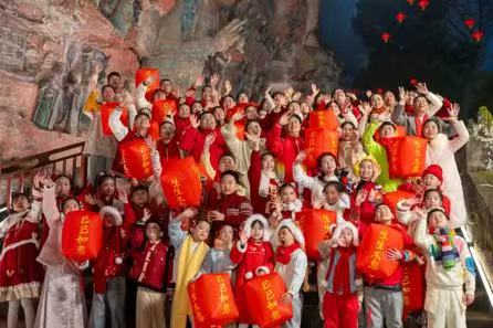 除夕，春晚演職人員將手中的孔明燈放向天空。受訪方供圖