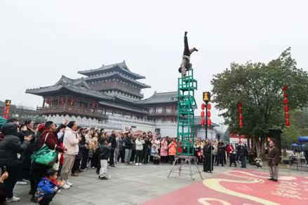 大年初二，寶頂山石刻景區(qū)里，游人如織。受訪方供圖