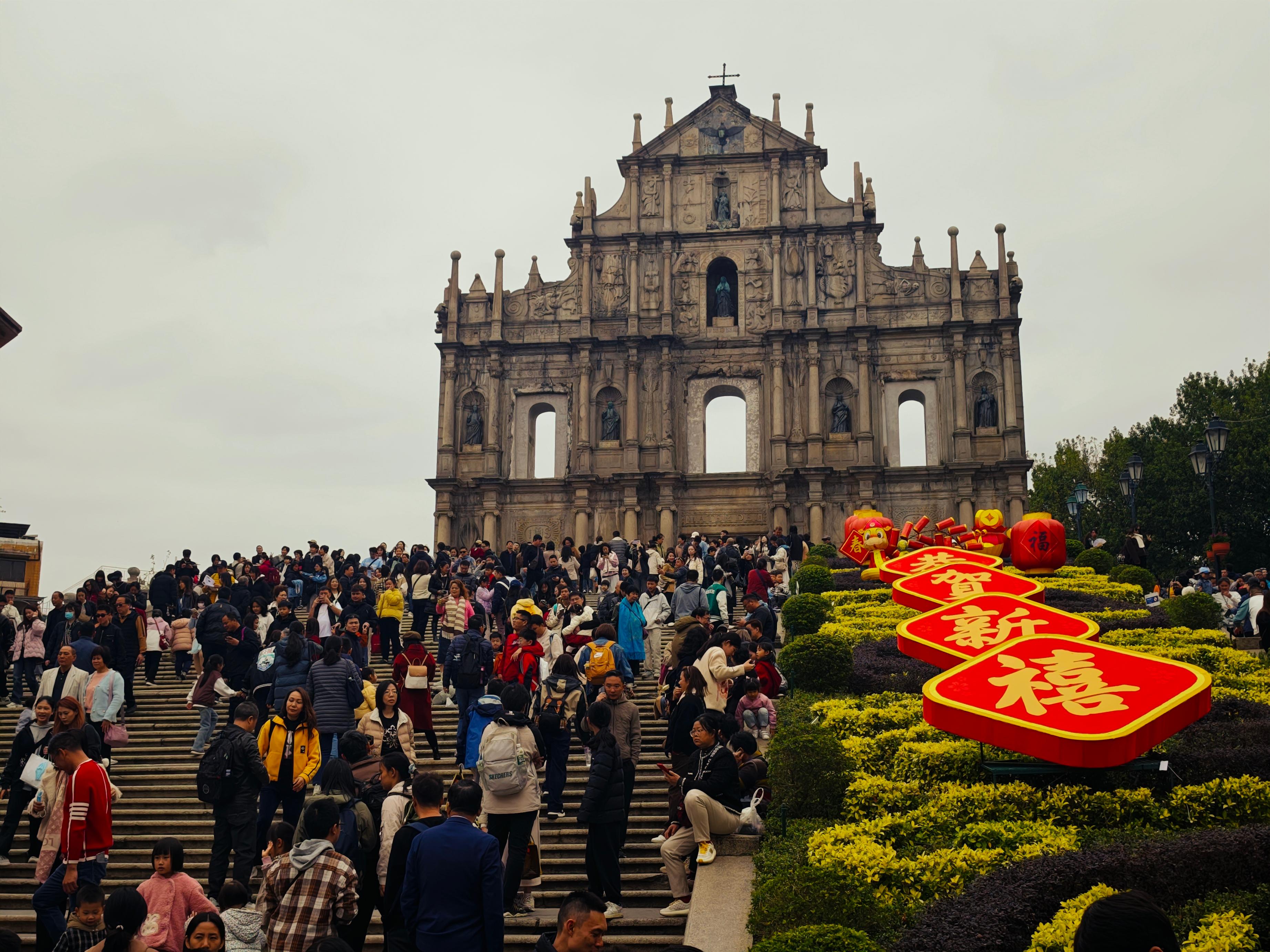 澳門乙巳新春各景點(diǎn)游人如織。人民網(wǎng)記者 王天樂攝