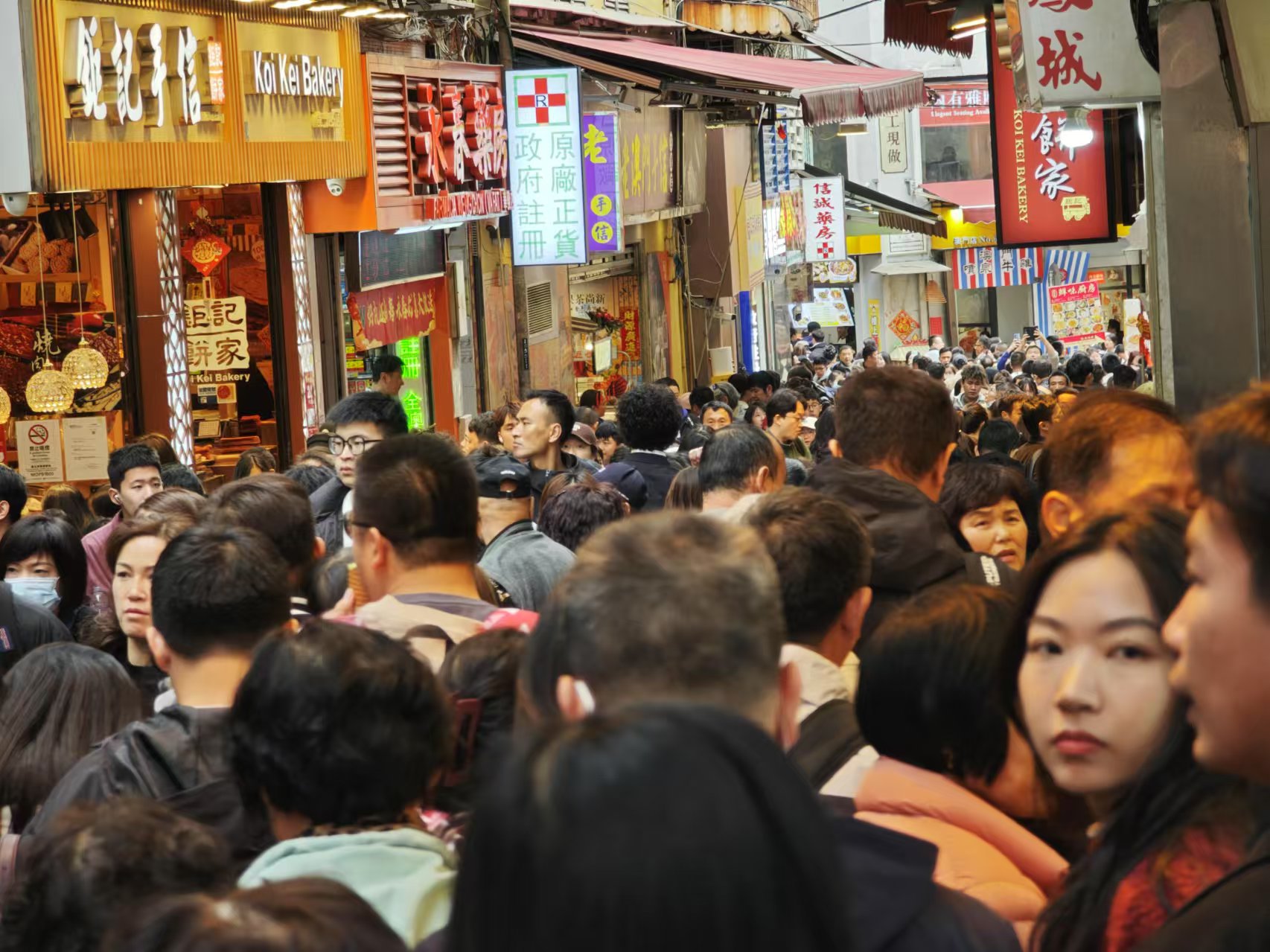 澳門乙巳新春各景點游人如織。人民網(wǎng)記者 王天樂攝