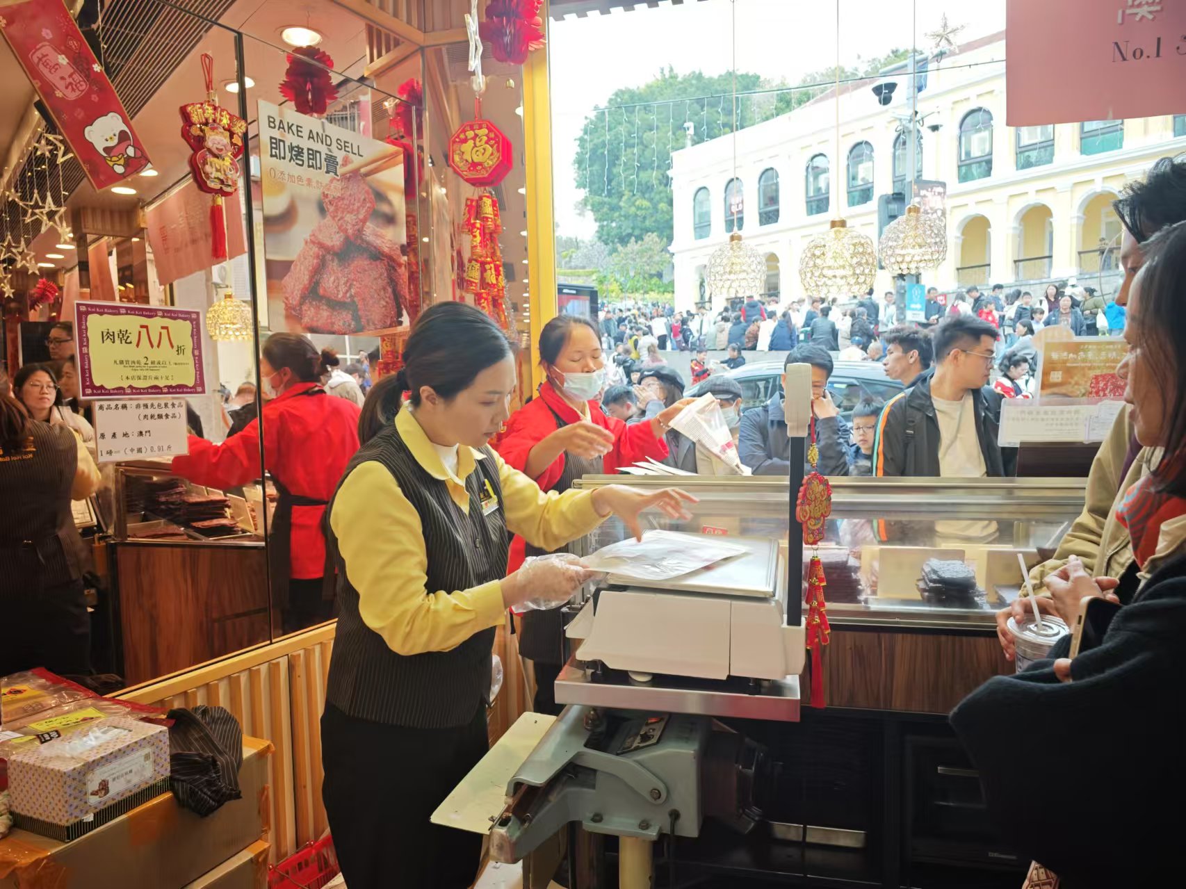 澳門(mén)乙巳新春各景點(diǎn)游人如織。人民網(wǎng)記者 王天樂(lè)攝