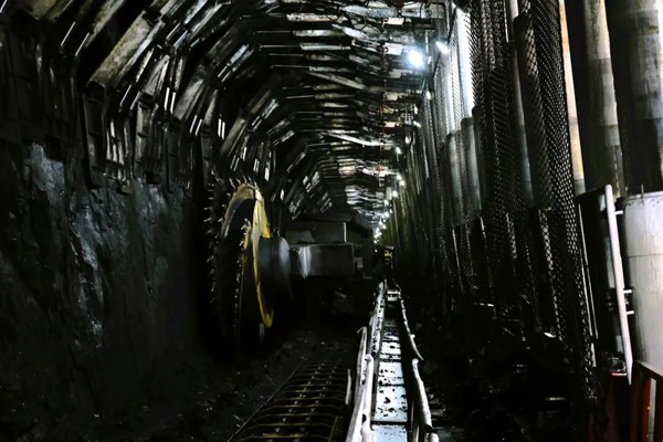 上灣煤礦3米高的采煤工作面一天可以采煤4.5萬噸。受訪者供圖