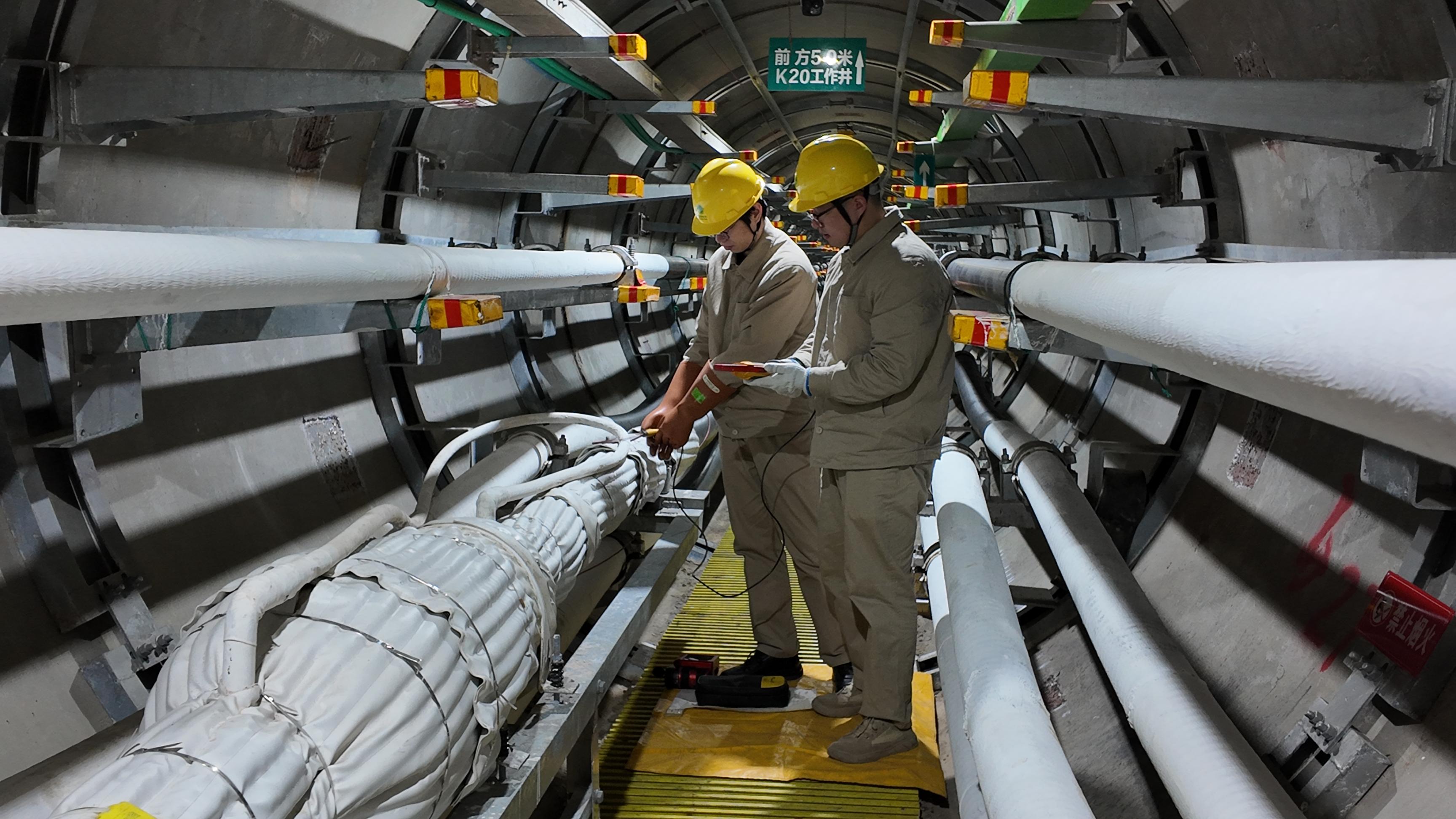 工作人員正在進行巡查檢修。人民網(wǎng) 歐陽易佳攝