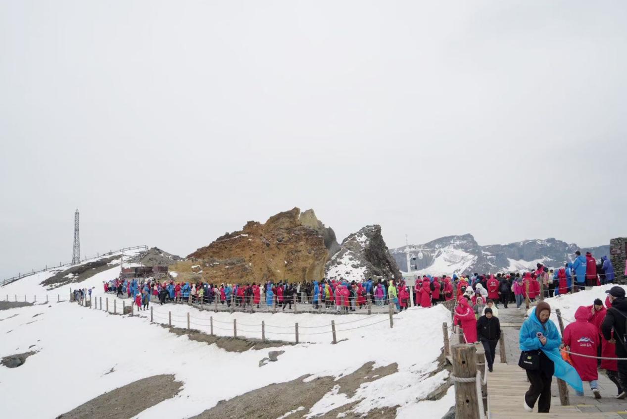 長白山上游客絡(luò)繹不絕。人民網(wǎng) 皇甫萬里攝