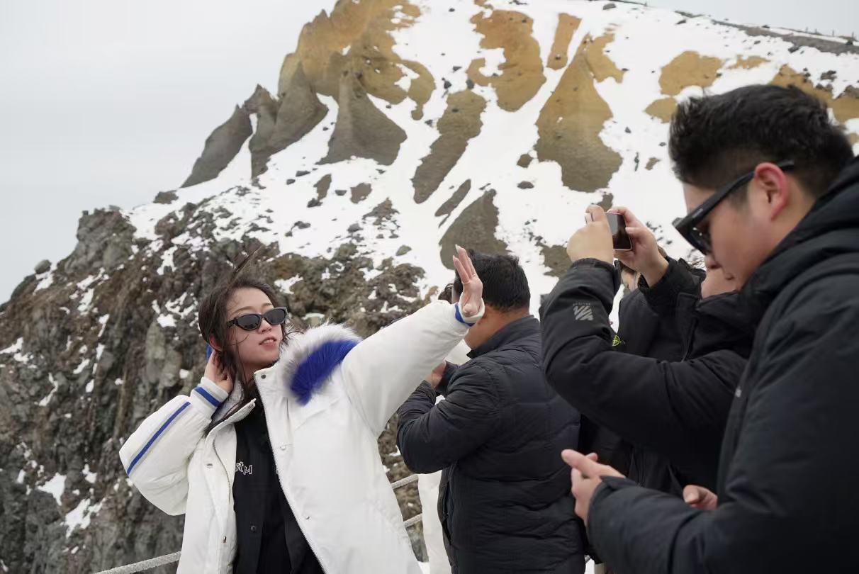 長白山天池旁游客拍照留念。人民網(wǎng) 皇甫萬里攝